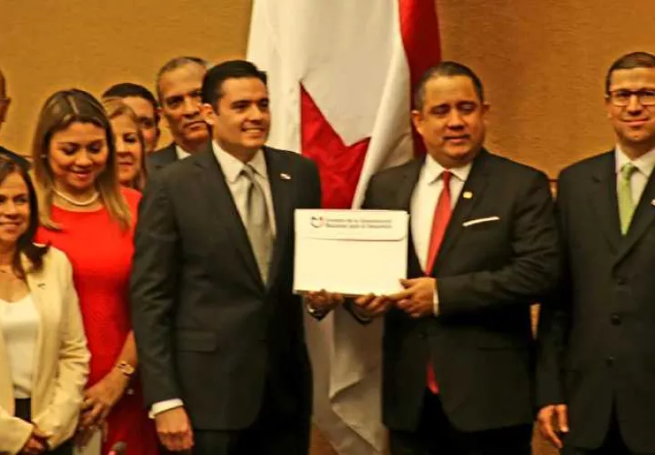 Vicepresidente Carrizo entregó el proyecto a Mateo Castillero.