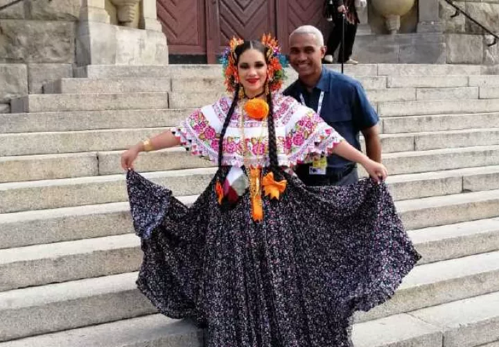 Edgar Villaverde junto a una bailarina, en Polonia.  Cortesía