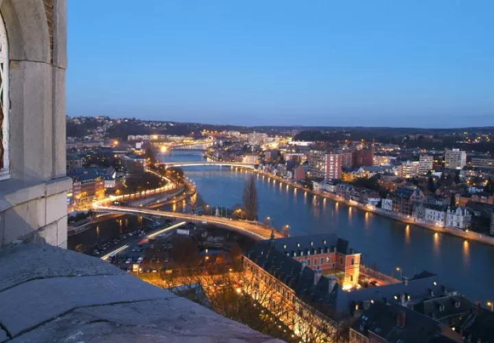 1.  Ciudad de Namur, capital de la Región Valona, ubicada en la confluencia de los ríos Sambre y Mosa.