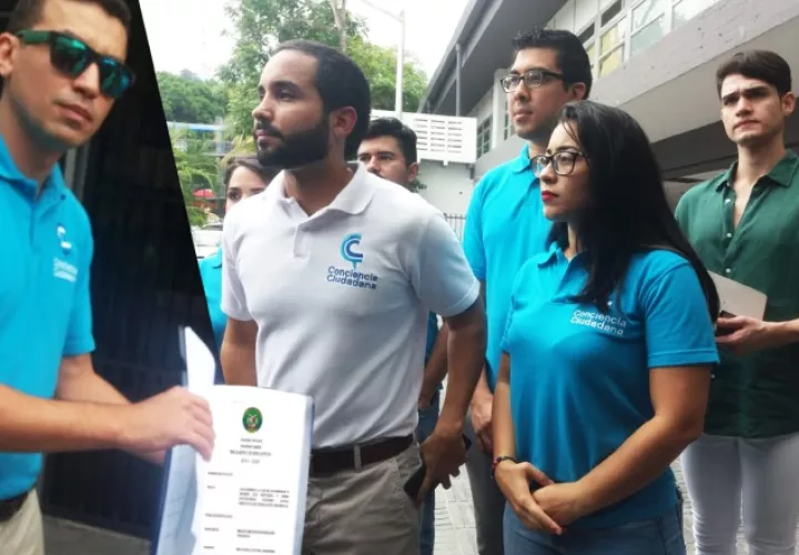 Jóvenes del movimiento Conciencia Ciudadana al momento de presentar la iniciativa legislativa.  Foto: Adiel Bonilla
