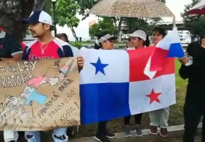Activistas del movimiento "Panamá para los panameños" portaron pancartas de respaldo a ley migratoria.  Foto Twitter
