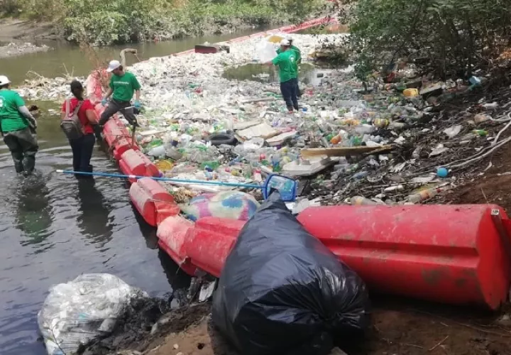 Trampas para botellas plásticas en Costa del Este reflejan el nivel de esta crisis ambiental en el país. Foto Archivo