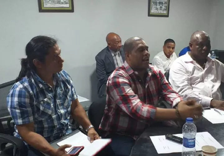 Dirigentes deportivos de Colón muestran su inconformidad. Diómedes Sánchez S