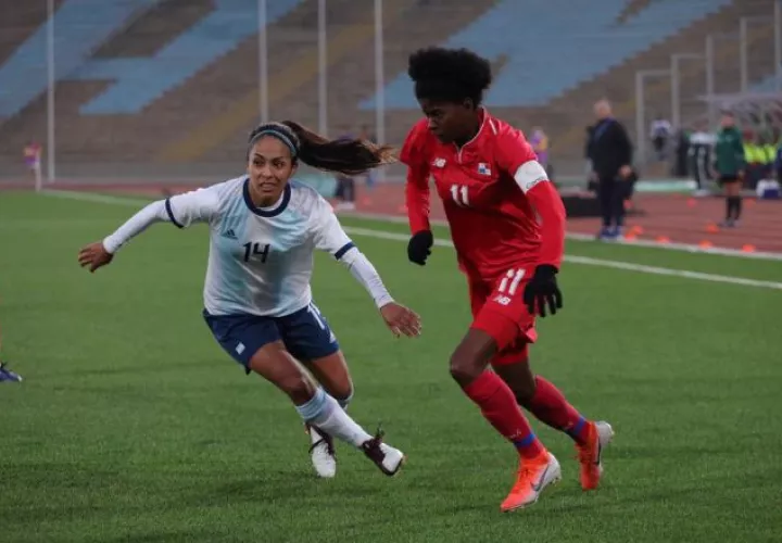 Natalia Mills (derecha) fue una de las mejores jugadoras de Panamá contra Argentina. Foto Comité Olímpico de Panamá