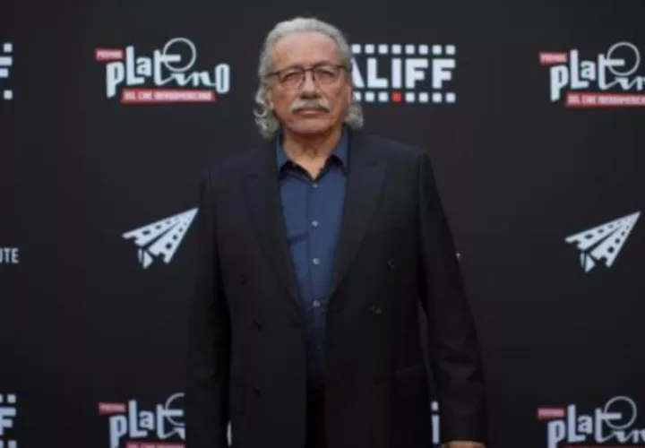 El actor, director y co-fundador de LALIFF, Edward James Olmos, posa en la alfombra roja.  EFE
