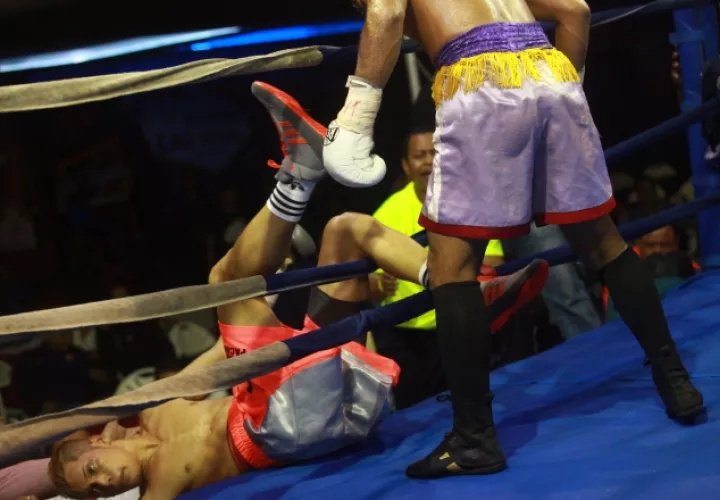 Francisco Pachay (izq.) perdió su invicto ante Félix Montenegro. Foto: Anayansi Gamez