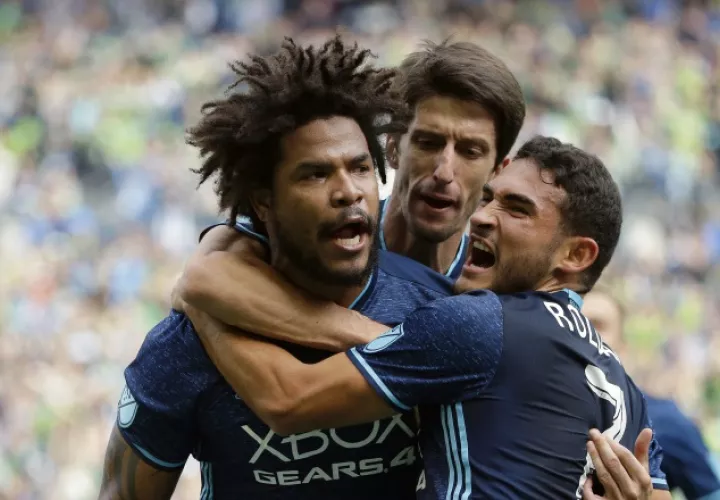 Román Torres defensa central panameño es sancionado. AP