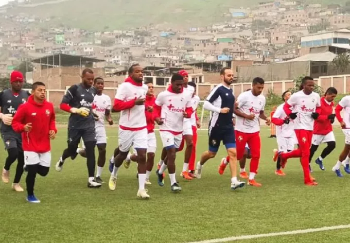 El seleccionado Sub-22 entrenó ayer en el Colegio Juan Guerrero Quimper en Lima. @Fepafut