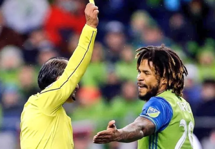 Román Torres, defensa central panameño es castigado, pero estudia apelar su sanción.