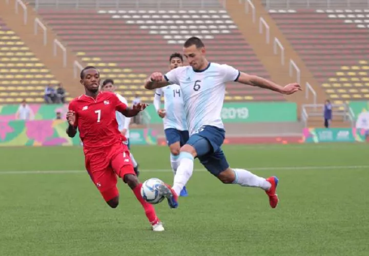 Zúñiga (izq.) ante Novillo. Foto @COlimpicoPanama