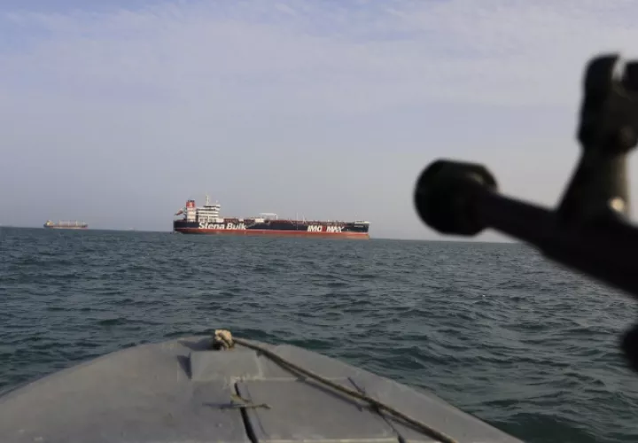 La fuerza paramilitar iraní detuvo el 18 de julio un petrolero con base en Emiratos Árabes Unidos, el MT Riah, con bandera panameña, por supuestamente llevar de contrabando en torno a un millón de litros (264.000 galones) de combustible proporcionado por contrabandistas iraníes para compradores extranjeros FOTO/AP