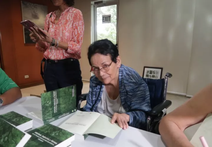 Mireya Correa, científica permanente STRI, durante la firma del libro.  Cortesía