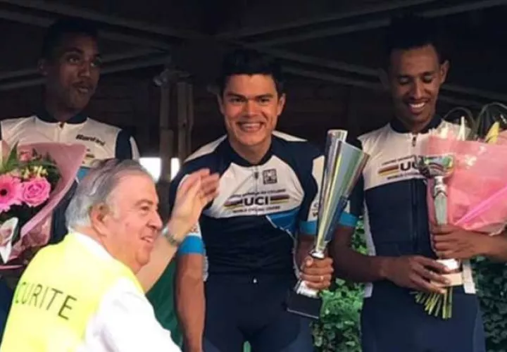 Carlos Samudio (c) en lo más alto del podio. Foto Fepaci