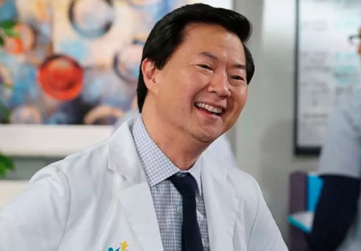 Ken Jeong tiene licencia de médico y en un ocasíón salvó a uno de sus fanáticos.
