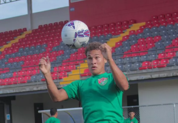 Gabriel "Loco" Ávila remata el balón de cabeza, durante los entrenamientos de Chiriquí. @Atl_chiriqui