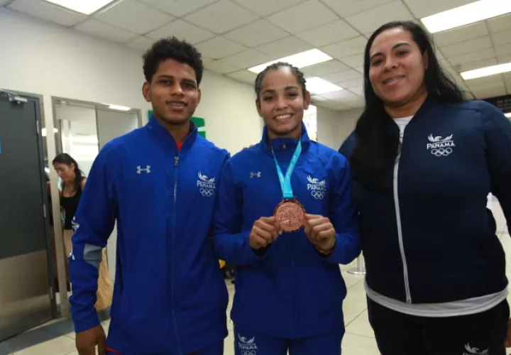 Jiménez (c) junto al atleta Bernabé Vergara y su entrenadora. Foto Anayansi Gamez