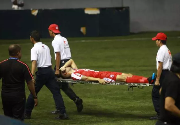 Caio Milan es sacado en camilla del estadio Maracaná, durante el partido entre Sanfra y Costa del Este. Foto:Anayansi Gamez