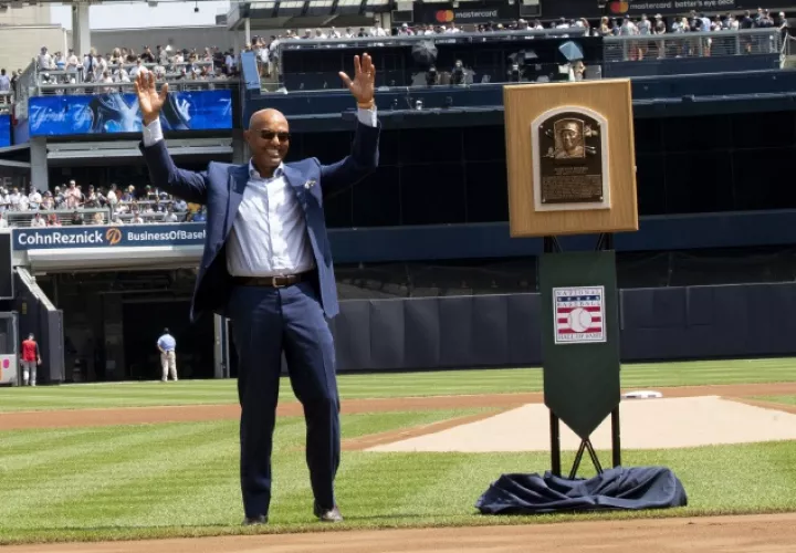 Mariano Rivera con la placa del Salón de la Fama. AP