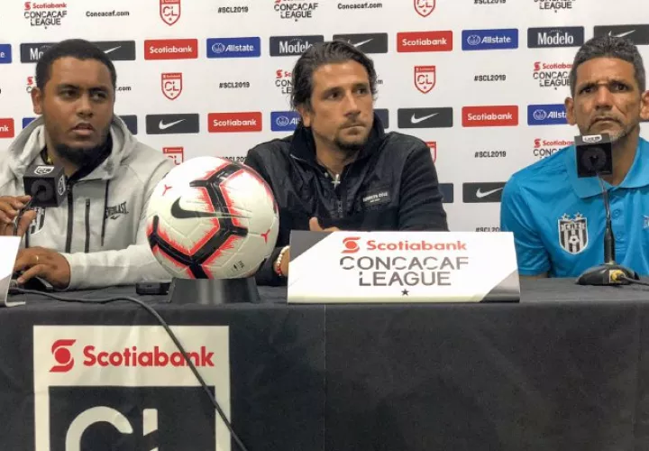 Francisco Perlo (izq.) técnico del CAI y Manuel Torres (der.).Foto: @CAIPanama