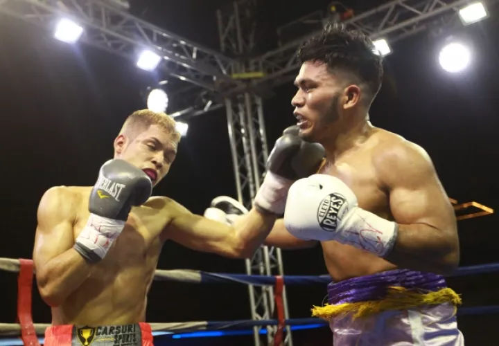 Combate entre Francisco Pachay (izq.) ante Félix Montenegro en la velada Emociones Extremas.  Foto Anayansi Gamez