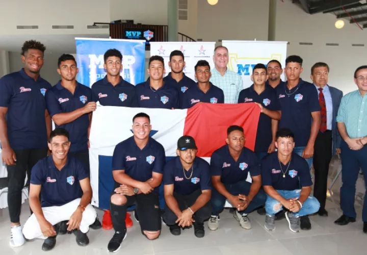 El equipo recibió ayer la bandera.