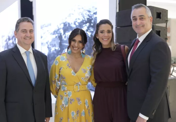 1.  Albert Montaner, Mónica Contreras, Claudia Díaz y Gabriel Diez.