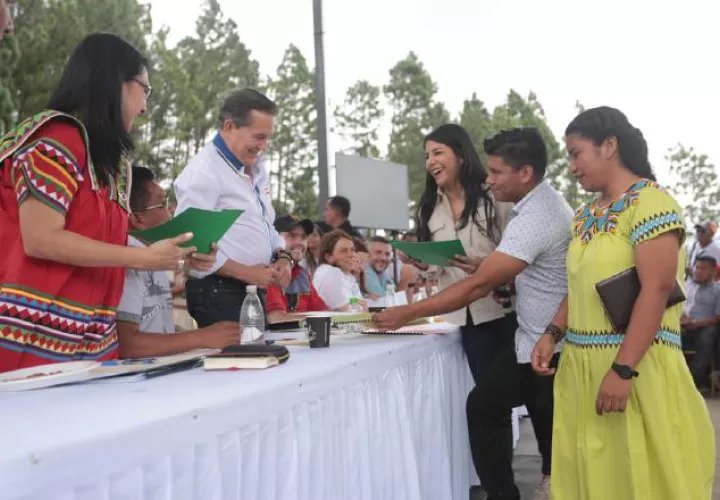 Presidente entrega becas en la comarca.