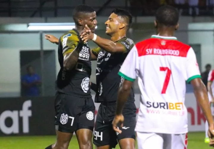 José Fajardo festeja su gol con Jorman Aguilar, anoche en el estadio Agustín "Muquita" Sánchez de La Chorrera. @CAIPanama