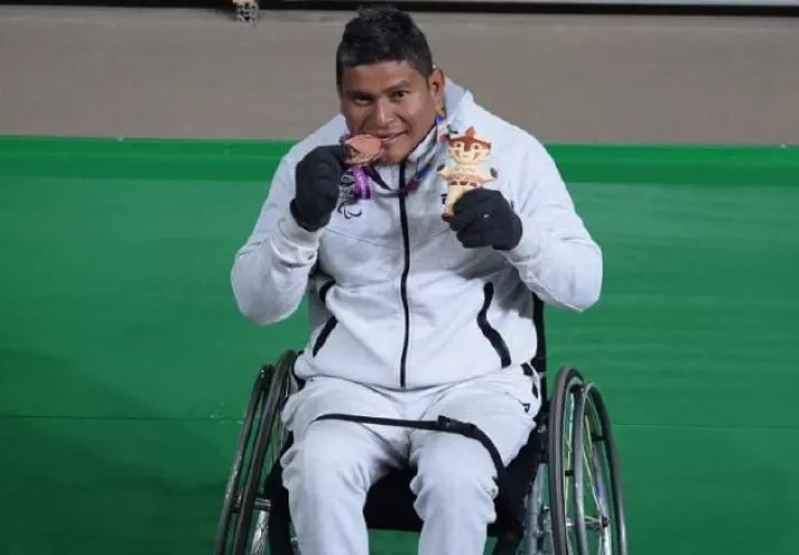 Gertrudis Ortega  besa su medalla.