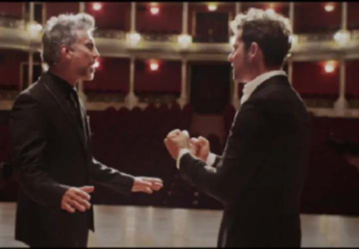 David Bisbal y Alejandro Fernández cantan juntos.