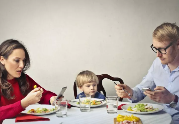 Es importante dejar a un lado los celulares y compartir en familia, estar distraídos impide atender bien a los hijos. Foto: Pixabay.