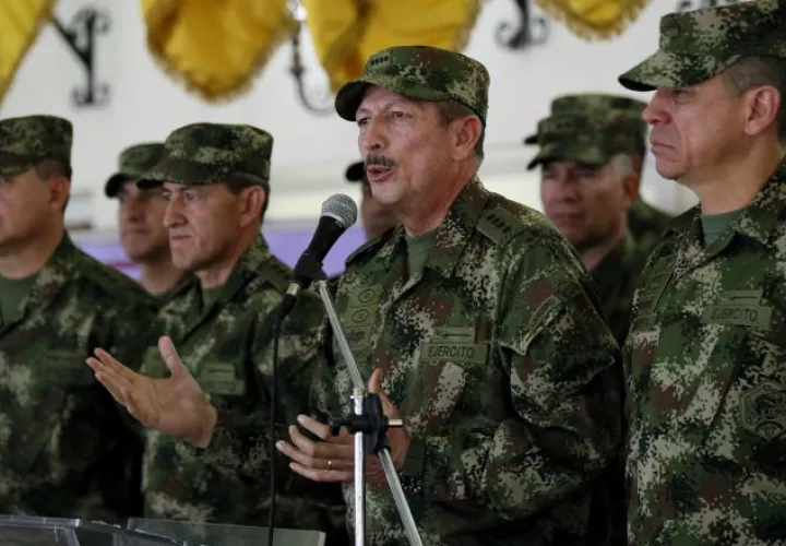 El comandante del Ejército de Colombia, general Nicacio Martínez, habla durante una rueda de prensa este sábado en Bogotá. EFE