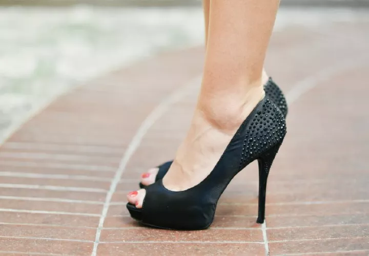 ¿Tacones altos? Más alto podría ser el precio que pagues por usarlos constantemente. Foto: Pixabay.