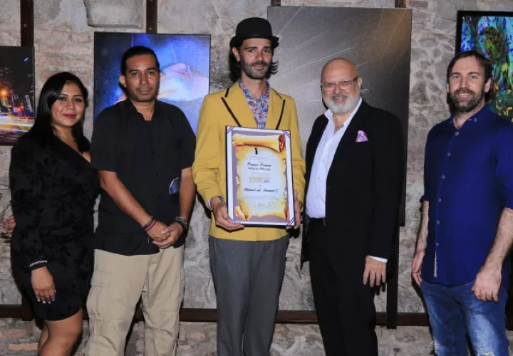 Manuel Antonio Jované Carrillo, ganador de la categoría Fotografía en la edición de 2018 del 'Roberto Lewis' recibe su premio. Foto: Cortesía.