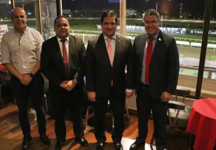Los directivos durante la visita.