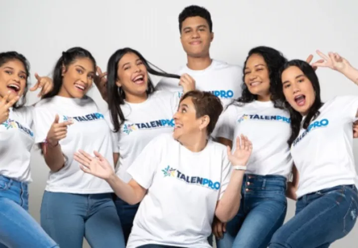 Los participantes junto a su tutora. 