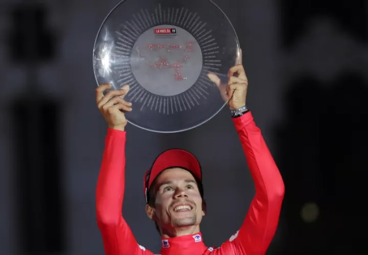 Primoz Roglic  festeja su conquista en la Vuelta a España. AP