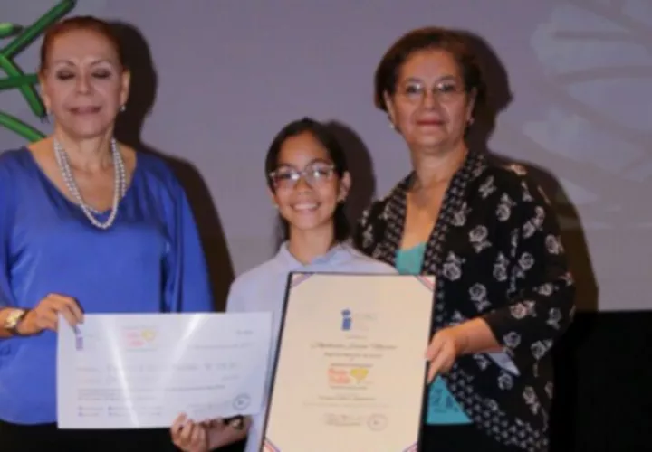 Premiación a Mylanis Aneth Atencio Ortega, quien  ganó en 2017. Cortesía MiCultura