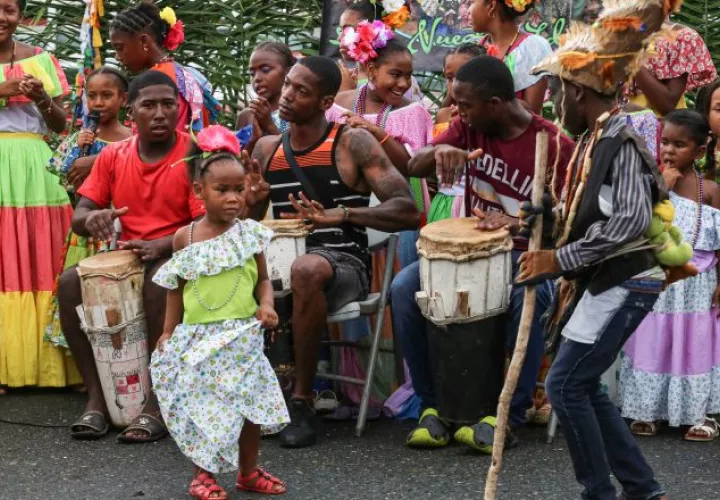 Baile congo. Desde la infancia demuestran el amor por el baile congo, porque sus padres le han inculcado ese amor por sus tradiciones. Y, los pequeños aprovechan cada oportunidad para lucirse. Cortesía MICI.