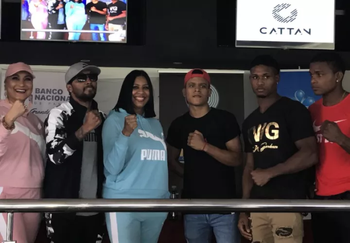 Maricela Moreno acompaña a "Chemito" Moreno y al resto de los boxeadores que verán acción en la velada. Foto G Herrera