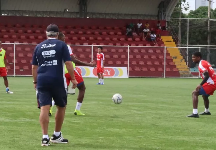 Américo 'Tolo' Gallego' (azul) supervisa los entrenamientos. @Fepafut