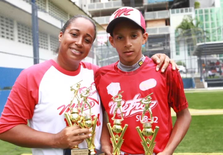 Anayansi Agüero y Luis Rivera cargados de premios. Anayansi Gamez