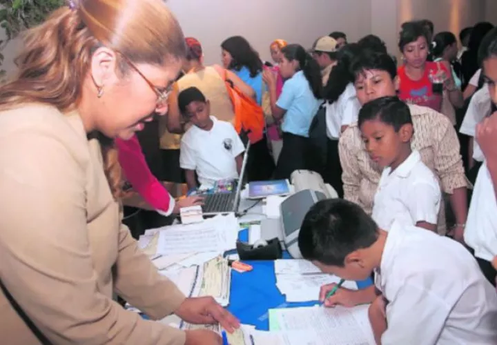 Uno de los objetivos de la Beca Universal es elevar los índices de inscripción y de asistencia escolar dentro de los procesos educativos.
