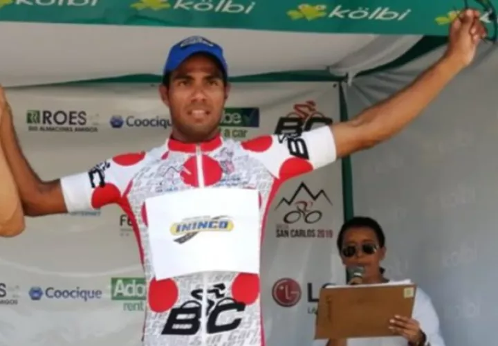 Jorge Castelblanco con la casaca de líder de montaña. Foto Cortesía