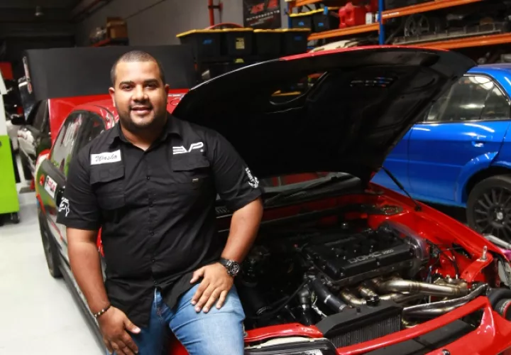 Ariel Gaitán en Race Lab ajustando su auto. Fotos Ana Gamez/Monsters Speed