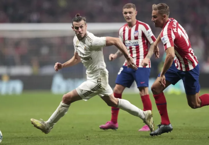 Gareth Bale (izq.) es marcador por Marcos Llorente. AP