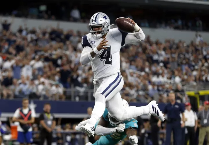Dak Prescott, "quarterback"  Dallas Cowboys, durante el partido contra los Miami Dolphins. AP