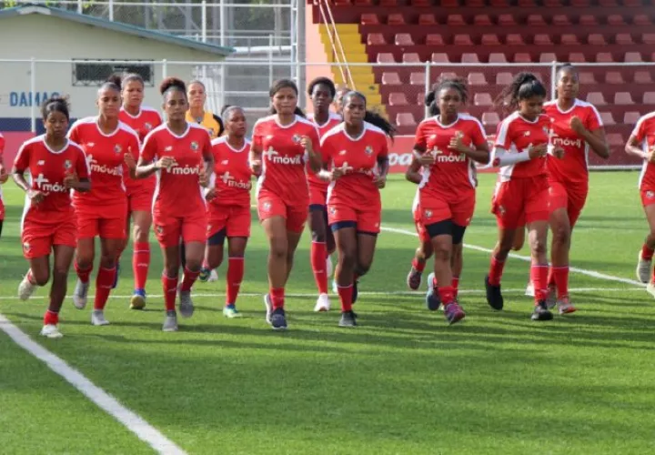 Jugadoras del seleccionado femenino entrenan en el 'Cascarita' Tapia. Fepafut