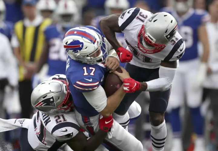 Jonathan Jones (31) captura a Josh Allen  quarterback de los Bills. AP