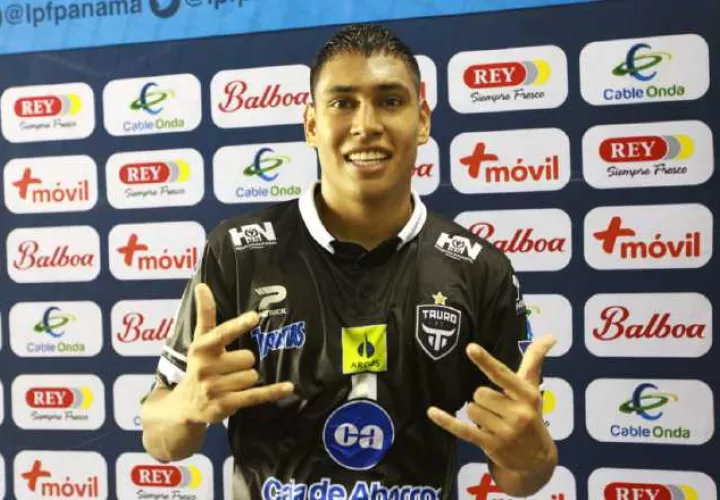Julián Zea, goleador del Tauro, ante los monjes. Anayansi Gamez